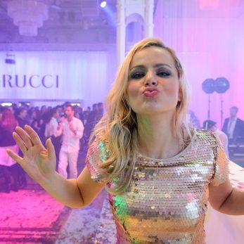 Küsschen der Sängerin einer tollen Showband im DeRucci-Event