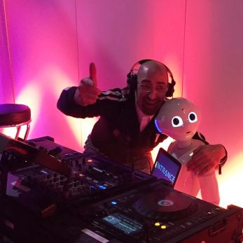 DJ VInce mit Roboter