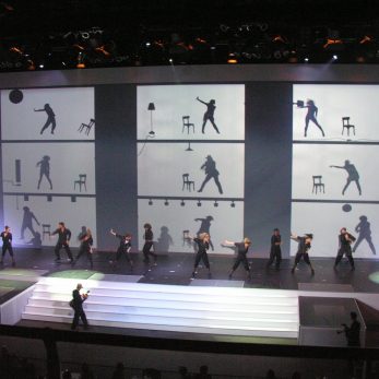 Tänzer auf der Bühne mit Videoprojektion