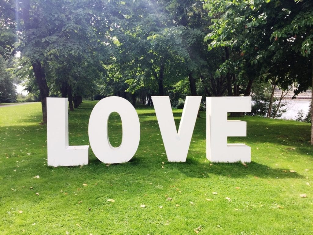 Buchstaben-Installation LOVE bei einer Hochzeitsfeier