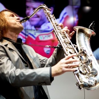 Saxofonist in Action - DJ Plus Saxophon