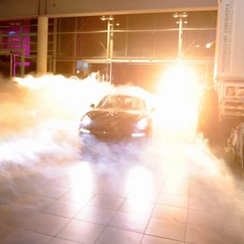 Showproduktion einer Autoshow: Das Auto fährt im Nebel in die Halle