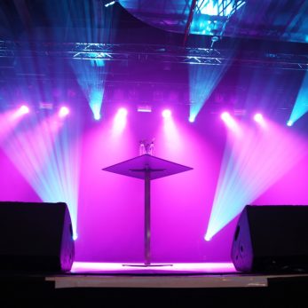 Bühne mit ausgefeilter Lichtinstalation